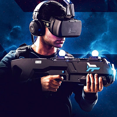 Homem com aparelhos realidade virtual