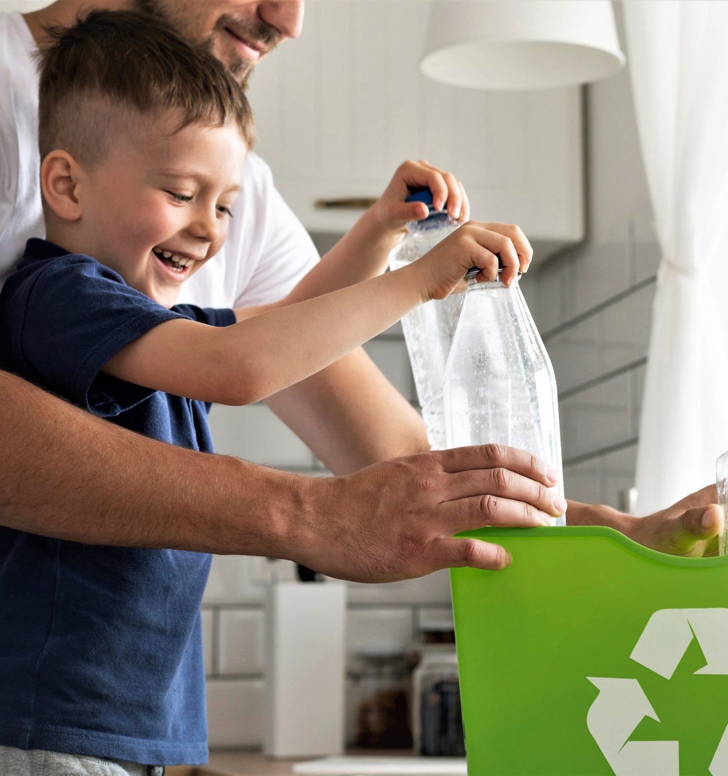 Criança recicla com ajuda de adulto